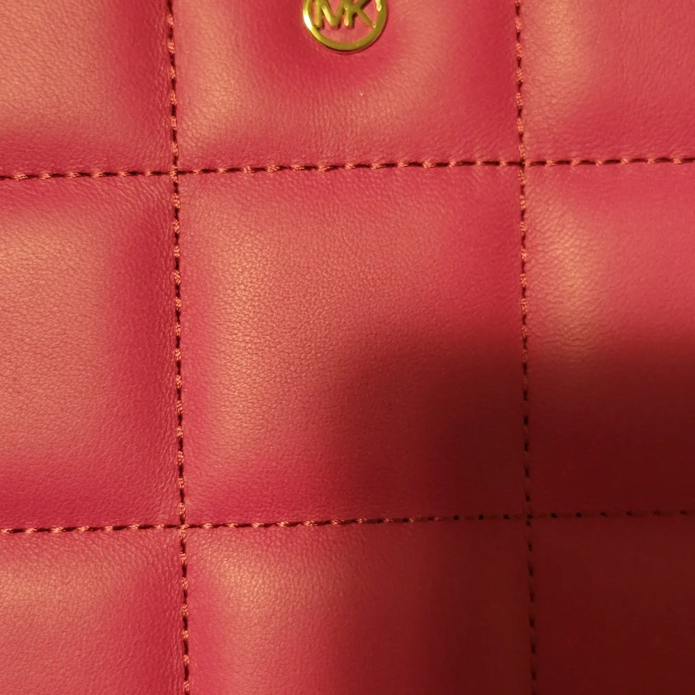 Michael Kors Fuchsia Quilted Sleeve Tablets Or Smaller Laptops NWT. RV$198